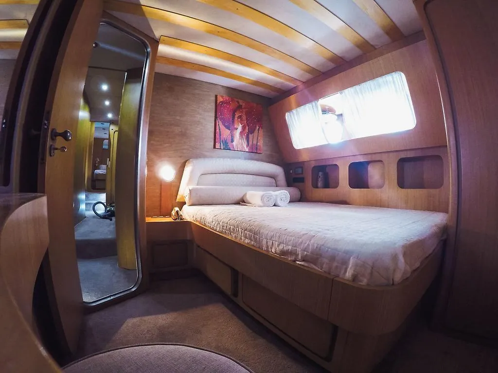 Hotel en barco Yacht Diva Hotel Venecia